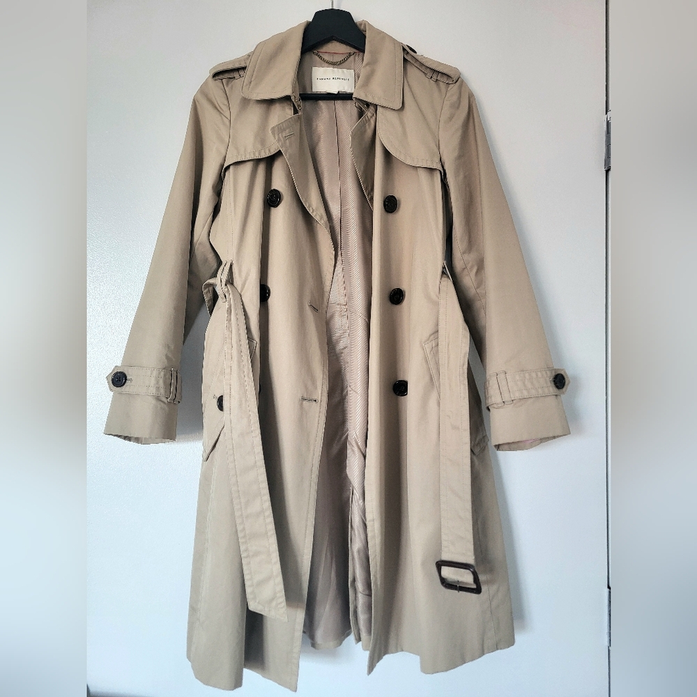 Banana Republic MUST-HAVE Tan Trench Coat 💛